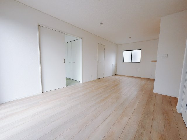 【新築戸建】前橋市河原浜町第3の居間・リビング|これから長く住むお家のリビングには毎日気持ちのいい日差しが差し込みます。ポカポカ日向ぼっこをしながらお昼寝をするのもいいですね♪明るいリビングに気分も晴れやかに♪