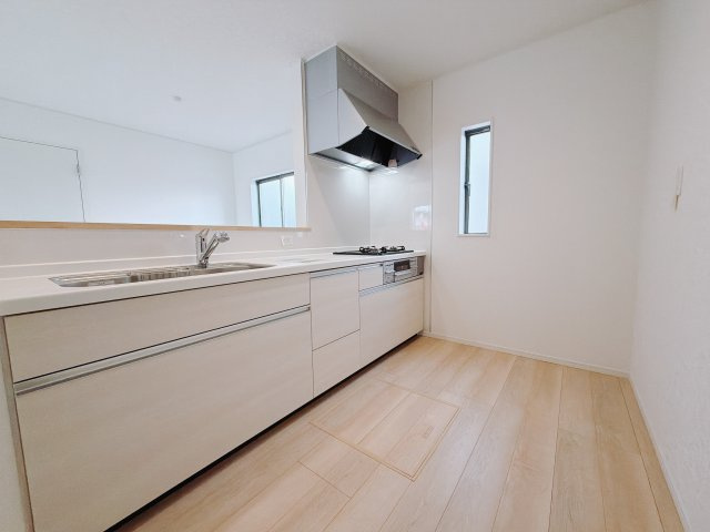 【新築戸建】前橋市河原浜町第3のキッチン|お料理ができたら「これ運んで～♪」と手渡しが出来ます。対面キッチンなのでリビングと一体感があり、広々とした空間の中で楽しく食事やお菓子作りが出来ますね♪