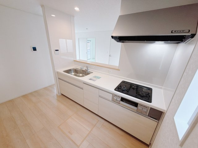 【新築戸建】前橋市河原浜町第3のキッチン|お料理をしながらお部屋を見渡せることができる対面キッチンを採用。コミュニケーションがとりやすく、家族の絆が深まります。今日の出来事をおしゃべりしながら楽しい時間をお過ごしください♪