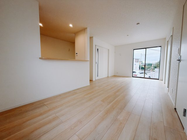 【新築戸建】前橋市河原浜町第3の居間・リビング|これから長く住むお家のリビングには毎日気持ちのいい日差しが差し込みます。ポカポカ日向ぼっこをしながらお昼寝をするのもいいですね♪明るいリビングに気分も晴れやかに♪