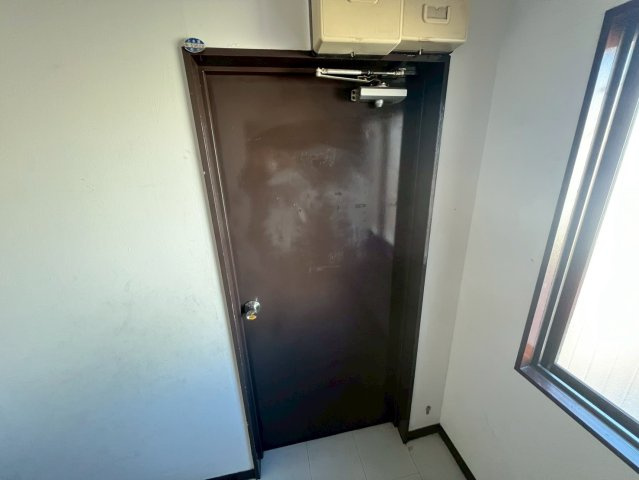 NKビルの玄関|202号室