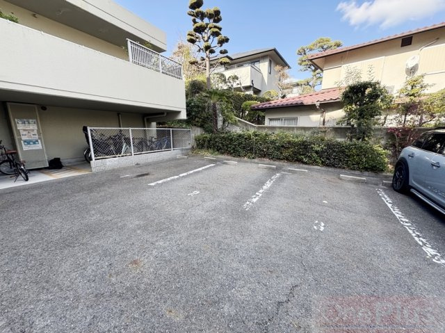 ハウゼケイ魚崎の駐車場