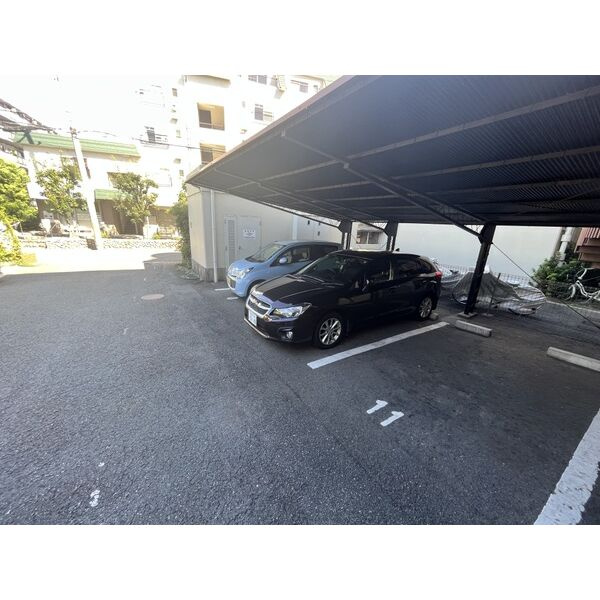 ハウゼケイ魚崎の駐車場