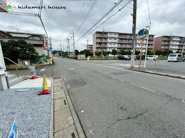上尾市緑丘5期　新築戸建　グラファーレ01　の前面道路含む現地写真