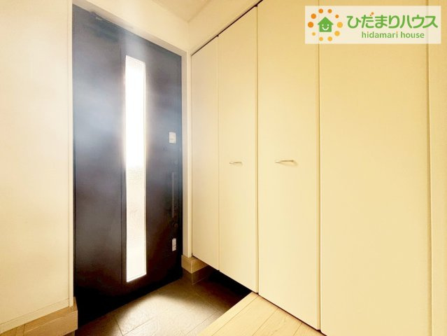 那珂市瓜連第13　新築戸建　3号棟の玄関|小窓が付いているドアなので明るいスペースになっています♪