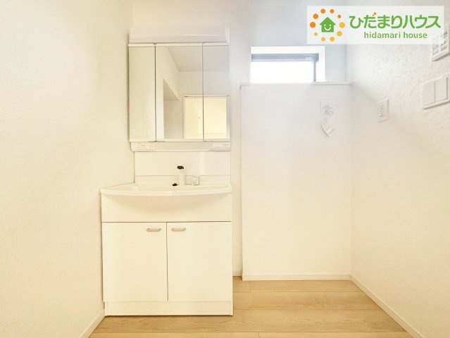 那珂市瓜連第13　新築戸建　3号棟の独立洗面台|大きな三面鏡の独立洗面。鏡の後ろは収納となっているのでスッキリと整理できます！