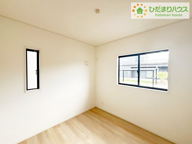 那珂市瓜連第13　新築戸建　3号棟の洋室|1階にある洋室、二面採光の設計で明るい時間帯は陽が入り、リラックス出来るお部屋となっています。