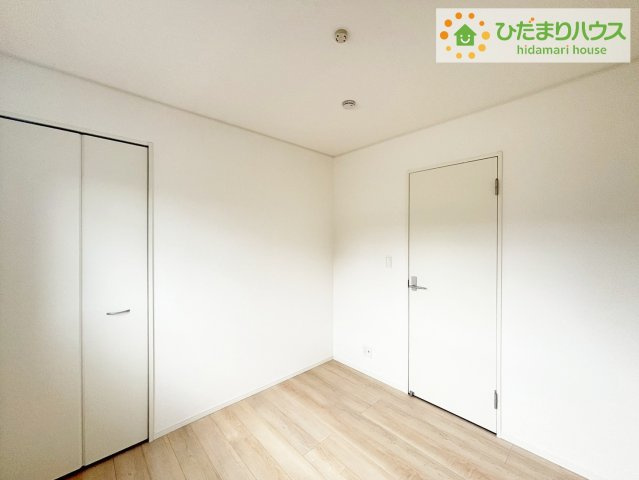 那珂市瓜連第13　新築戸建　3号棟の洋室|白い壁の洋室は、太陽の光だけでも十分明るく感じられますね