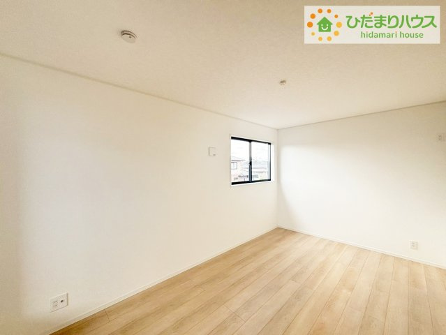 那珂市瓜連第13　新築戸建　3号棟の寝室|ベッドを置いても余裕の広さがあります。パソコンや趣味のスペースなどインテリアを考えるのも楽しみですね！