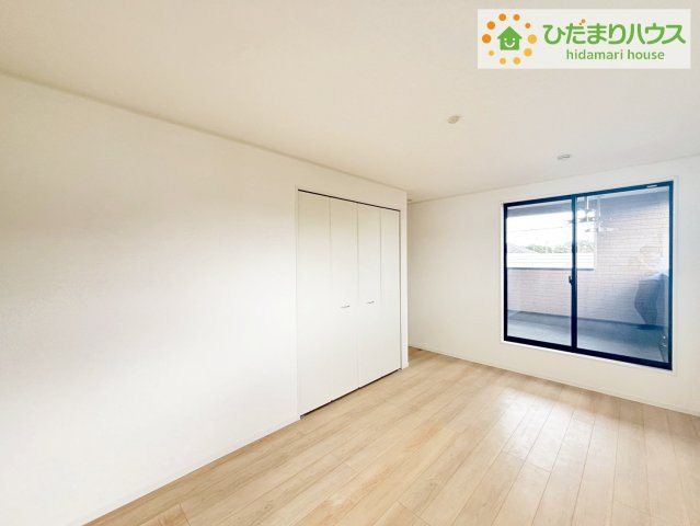 那珂市瓜連第13　新築戸建　3号棟の寝室|バルコニーに面していて、たっぷり光りの入る明るい主寝室です！