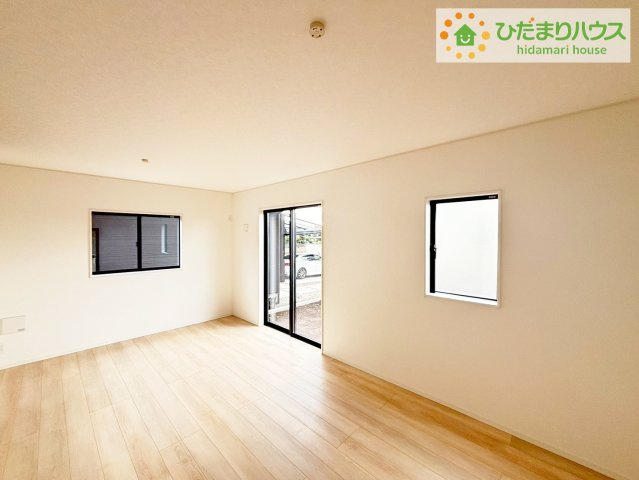 那珂市瓜連第13　新築戸建　3号棟の居間・リビング|大きな窓から差し込む光でいっぱいのリビング　休日もつい家にいる時間が長くなりそうです