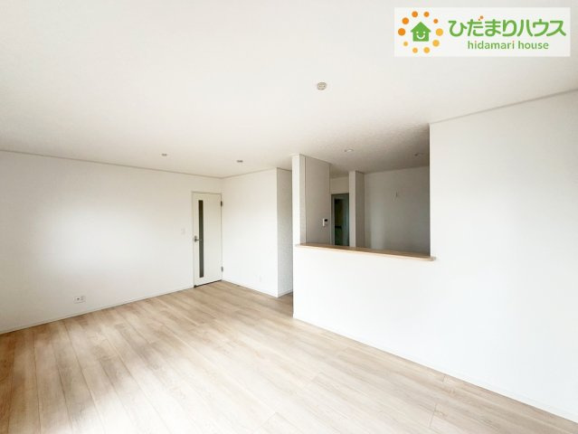 那珂市瓜連第13　新築戸建　3号棟の居間・リビング|風通しが良いため、夏は風を感じて涼しく過ごせます(^^♪