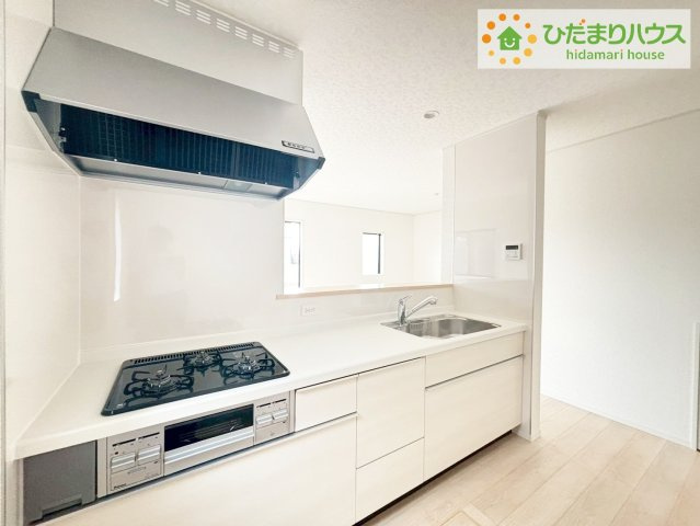 那珂市瓜連第13　新築戸建　3号棟のキッチン|3口コンロが嬉しいシステムキッチン♪広いシンクや作業台でお料理が捗ります♪