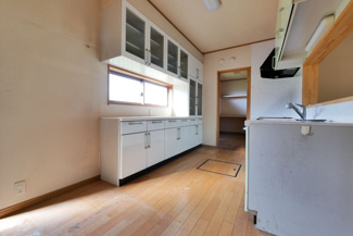 【キッチン】 | 山梨市万力 平成17年築中古戸建 敷地172坪・大型間取 | 背面キャビネット付き