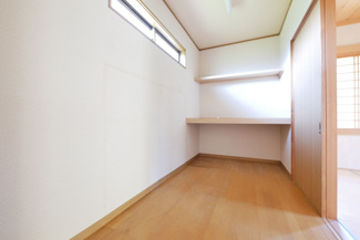 【収納】 | 山梨市万力 平成17年築中古戸建 敷地172坪・大型間取 | 1階8帖和室付きの収納
