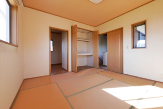 【和室】 | 山梨市万力 平成17年築中古戸建 敷地172坪・大型間取 | 2階8帖和室