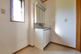 【洗面所】 | 山梨市万力 平成17年築中古戸建 敷地172坪・大型間取 | 広々とした洗面室