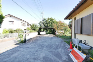 【駐車場】 | 山梨市万力 平成17年築中古戸建 敷地172坪・大型間取 | 2台分のカーポート付き　敷地内に４台以上は駐車可能