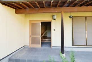 【玄関】 | 山梨市万力 平成17年築中古戸建 敷地172坪・大型間取 | 和風な玄関