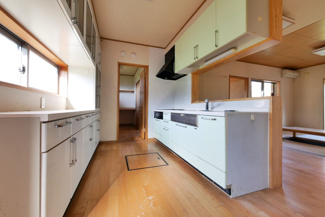 【キッチン】 | 山梨市万力 平成17年築中古戸建 敷地172坪・大型間取 | 背面キャビネット付きキッチン