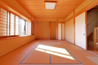 【和室】 | 山梨市万力 平成17年築中古戸建 敷地172坪・大型間取 | 1階10帖洋室　6帖洋室と続き間