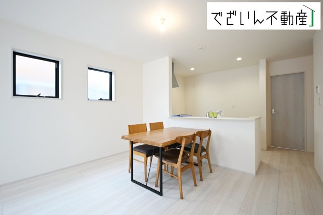 【居間・リビング】 | Livele Garden.S熊谷市石原1丁目　新築住宅 | ハイセンスな空間を豊かに表現する素敵な床、時間によってさまざまな陽光を映し出す大きな窓、住みやすさを追求した間取り…拘りを持って造り上げた家は、流れる時間を豊かなものに。
現地(2025年10月撮影)