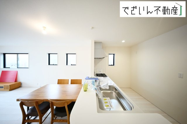 【居間・リビング】 | Livele Garden.S熊谷市石原1丁目　新築住宅 | リビングを見渡せる使いやすく人気の対面式キッチン♪お料理中もお子様を見守ることができるのでママも安心♪お料理中にご家族と会話ができるのも魅力的です！
現地(2025年10月撮影)