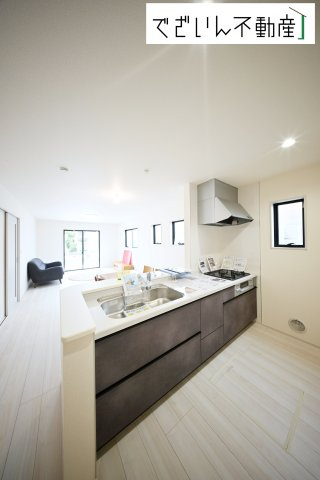 【キッチン】 | Livele Garden.S熊谷市石原1丁目　新築住宅 | リビングを見渡せる使いやすく人気の対面式キッチン♪お料理中もお子様を見守ることができるのでママも安心♪お料理中にご家族と会話ができるのも魅力的です！
現地(2025年10月撮影)