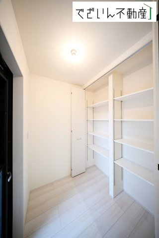 【収納】 | Livele Garden.S熊谷市石原1丁目　新築住宅 | キッチンのすぐそばに収納があり、食料品などをストックしておくことができます。勝手口もあり、ゴミ出し等に便利です。
現地(2025年10月撮影)