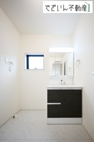 【独立洗面台】 | Livele Garden.S熊谷市石原1丁目　新築住宅 | 大きな洗面台は、身だしなみチェックや歯磨きなど、朝の慌ただしい時間でも余裕とゆとりを感じて頂けます。
現地(2025年10月撮影)
