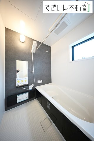 【浴室】 | Livele Garden.S熊谷市石原1丁目　新築住宅 | 1日の疲れを取り心身を癒すことができる住まいの中のリラクゼーション空間、バスルーム。心からゆったりと寛いでいただけるよう、ゆとりのスペースを確保してます。
現地(2025年10月撮影)