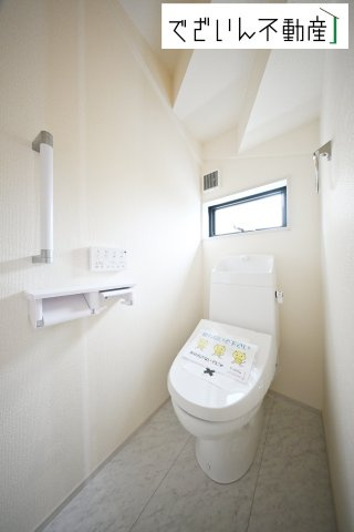 【トイレ】 | Livele Garden.S熊谷市石原1丁目　新築住宅 | 寛ぎだけではない、快適な生活を送る為に必要なもの。毎日使う場所だから、より快適な空間に仕上げられています。
現地(2025年10月撮影)