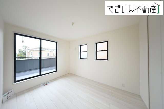 【洋室】 | Livele Garden.S熊谷市石原1丁目　新築住宅 | 家族一人ひとりの大切なプライベート空間。趣味・感性で個性的に飾って頂けるようシンプルに仕上げてあります。自分時間を充実させながら心豊かなひとときを過ごすための大切な空間。
現地(2025年10月撮影)