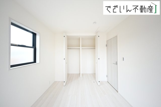 【洋室】 | Livele Garden.S熊谷市石原1丁目　新築住宅 | 大きな窓からたっぷりと陽光が注がれる明るい空間。家族の成長に対応できる永住仕様。一日の疲れをいやしてくれる寝室。時を忘れて過ごす場所として過ごせるお部屋です。
現地(2025年10月撮影)