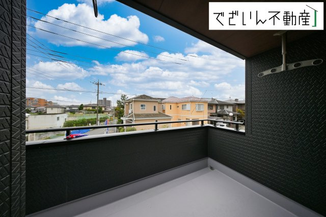 【バルコニー】 | Livele Garden.S熊谷市石原1丁目　新築住宅 | ずっと太陽を感じる事ができるのは、遮るものが視界に無いから。彼方に広がる風景が絵画のように広がります。
現地(2025年10月撮影)