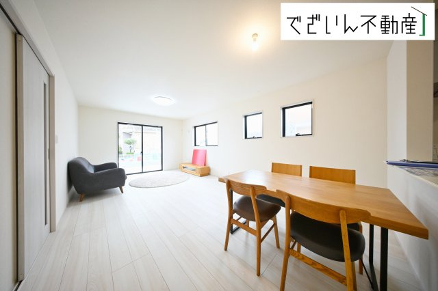 【居間・リビング】 | Livele Garden.S熊谷市石原1丁目　新築住宅 | 明るく開放的な空間が広がるLDK。柔らかな陽光が注ぎ込み、爽やかな住空間を演出。ホームパーティーでもゲストと一緒に料理を楽しみながら楽しい時間を過ごせそう。
現地(2025年10月撮影)