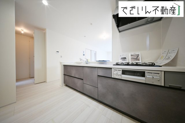 【キッチン】 | Livele Garden.S熊谷市石原1丁目　新築住宅 | ご家族みんなで調理ができる位のスペースを実現したキッチン空間となっております。みんなで作った料理を召し上がりながらの会話は、自然と笑いが絶えない空間がそこに広がります。
現地(2025年10月撮影)