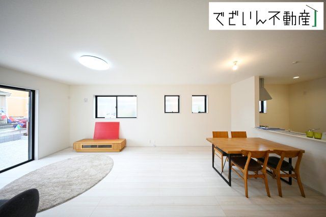 【居間・リビング】 | Livele Garden.S熊谷市石原1丁目　新築住宅 | 家族みんなが爽やかに健やかに過ごせるように、溢れる光をたっぷり取り込んだリビングダイニング。集いの場、憩いの場としての快適性を求めたやすらぎの空間です。
現地(2025年10月撮影)