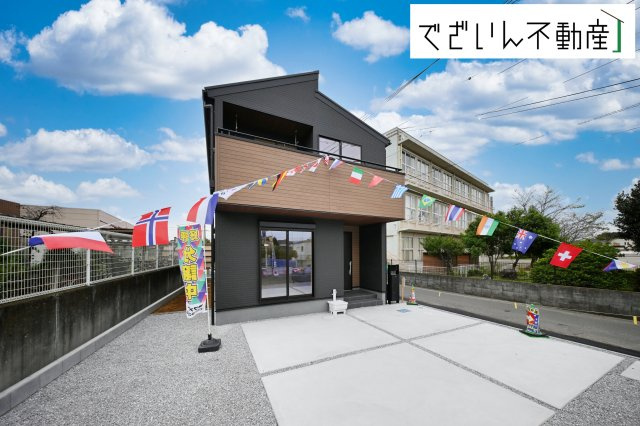【外観】 | Livele Garden.S熊谷市石原1丁目　新築住宅 | 居住者の帰り、訪れる方を優しく迎え、やすらぎに満ちた生活空間を予感させる。健やかな暮らしを楽しめそう。
現地(2025年10月撮影)