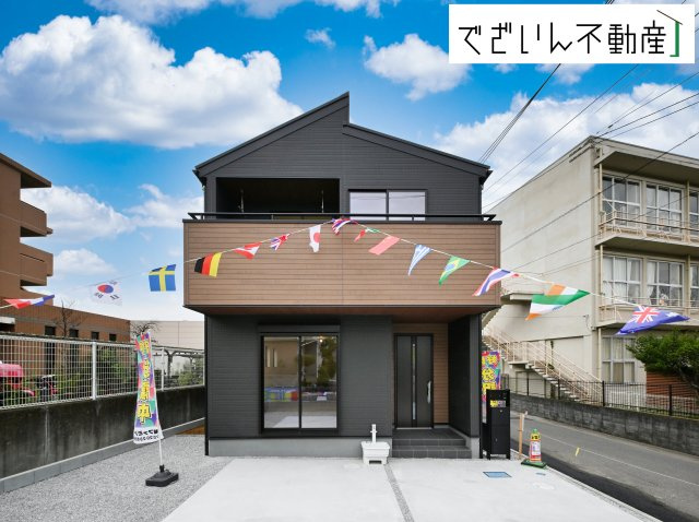 【外観】 | Livele Garden.S熊谷市石原1丁目　新築住宅 | 流行に左右されず、将来にわたって価値が継続する「上質」な佇まい。おしゃれな雰囲気や自然の潤い、親しみやすさといった個性を、街に新たな価値をもたらし続けます。
現地(2025年10月撮影)