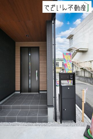 【玄関】 | Livele Garden.S熊谷市石原1丁目　新築住宅 | お客様をお迎えする玄関は落ち着いた雰囲気。帰りに着くたび洗練されたテイストの空間に迎えられ誇りと喜びを感じる玄関まわりです。
現地(2025年10月撮影)