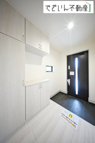 【玄関】 | Livele Garden.S熊谷市石原1丁目　新築住宅 | 清潔感溢れる玄関がお出迎えする本邸宅の物語は、ここから始まる日常を期待させます。この場所には「希望」と「優越」で包み込んでくれる「特別」な空間があります。
現地(2025年10月撮影)
