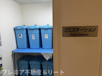 【その他共用部分】 | 各階にゴミ置き場があります。