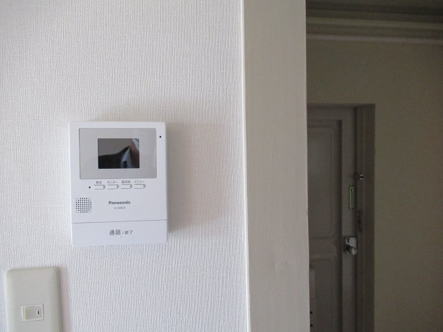 兵庫県公社　東垂水（１・２）５A号棟のセキュリティ|モニター付きインターホンなので、事前に確認ができて安心