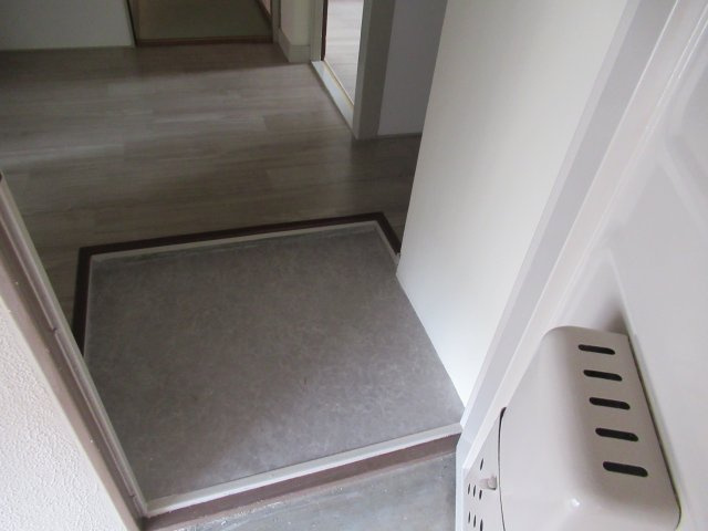 兵庫県公社　東垂水（１・２）５A号棟の玄関|上手に工夫をして傘立てやげた箱を置きましょう