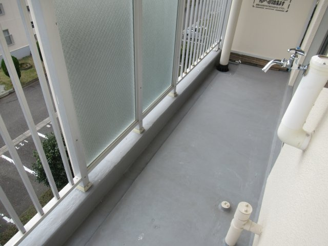 兵庫県公社　東垂水（１・２）５A号棟のバルコニー|バルコニーは南むきです