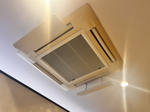 【設備】 | ヴィラールMK | 天カセエアコンは付いています。壁付けエアコンよりすっきりしています。