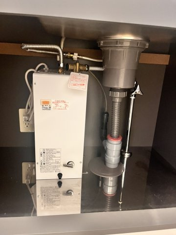 【設備】 | ヴィラールMK | 奥の給湯室のキッチン内には小型の電気温水器が付いています。