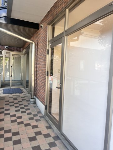 【エントランス】 | ヴィラールMK | 店舗入り口はビルの横手にあります。