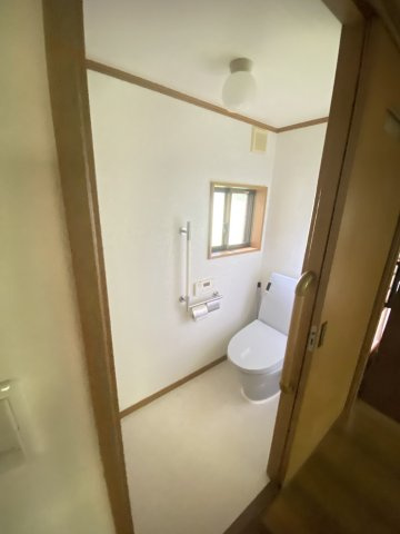 天花3丁目貸家のトイレ|清潔感のあるトイレです